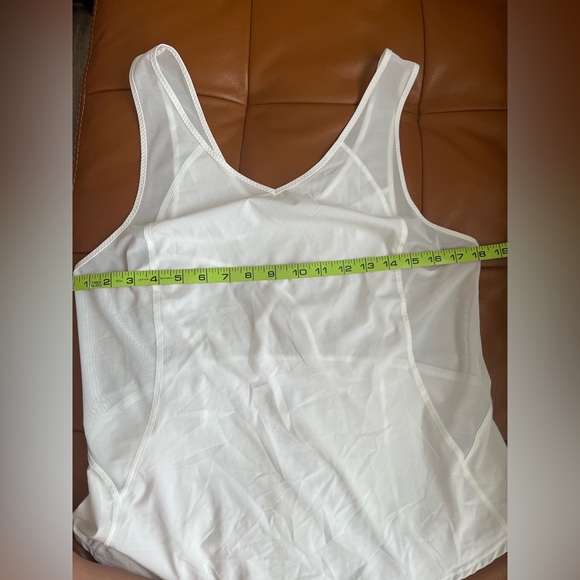 Lululemon Athletica - Run with the Sun Tank Top in white. Size 10 - Picture 3 of 9